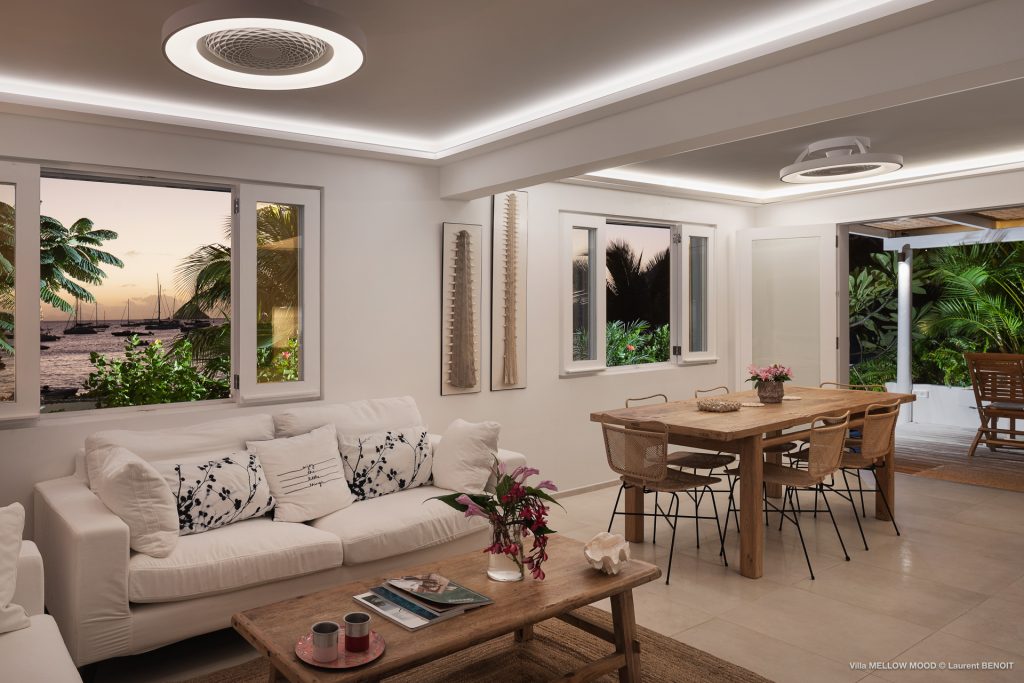 Spacious living room with ceiling light and sea view - Villa MellowMood St Barth